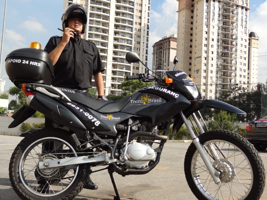 Os serviços de portaria desempenham um papel fundamental na gestão eficiente e segura de condomínios residenciais. No coração de qualquer comunidade residencial, a equipe de portaria não apenas recebe os moradores e visitantes, mas também desempenha um papel crucial na segurança e no bem-estar de todos os envolvidos.